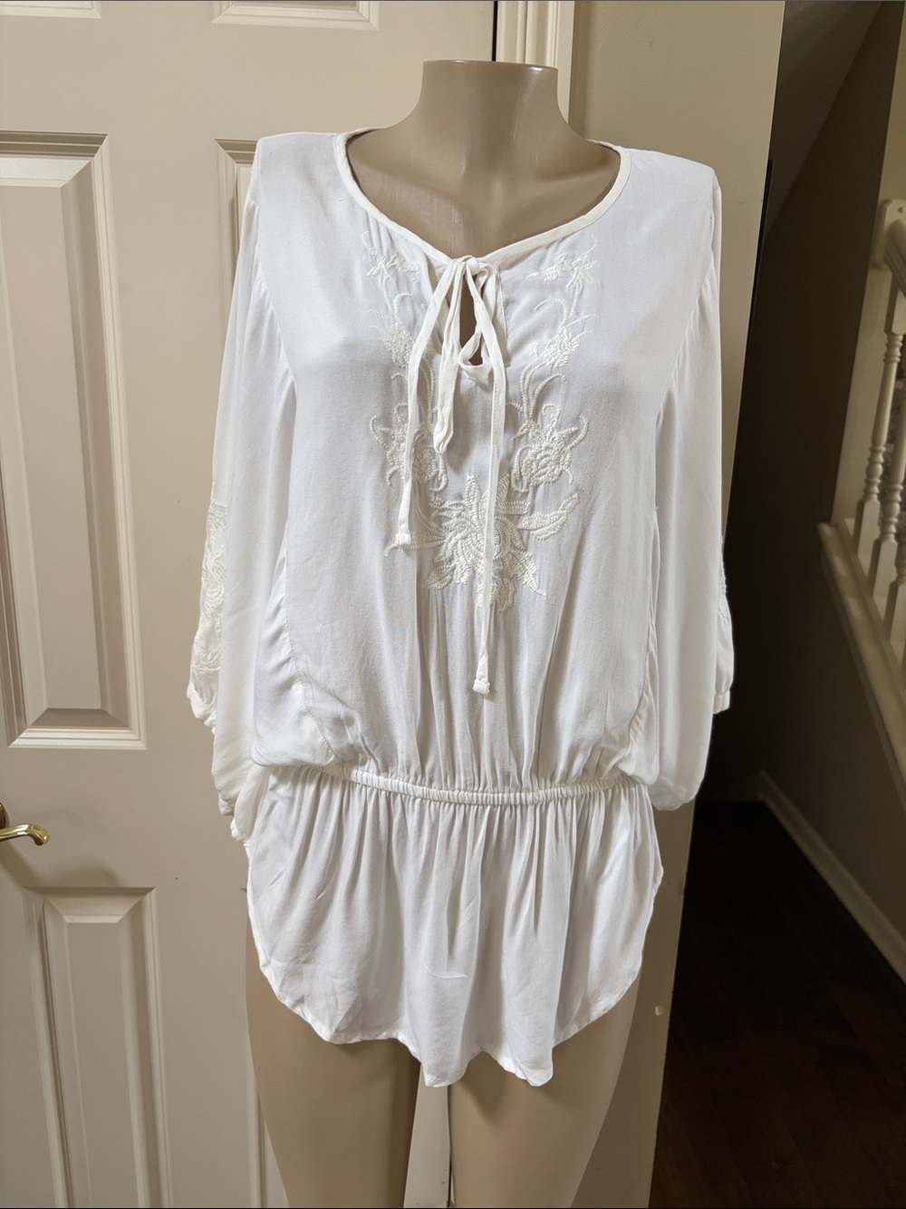 Karen Kane White Tie-Front Embroidered Boho Gypsy Blouse, small